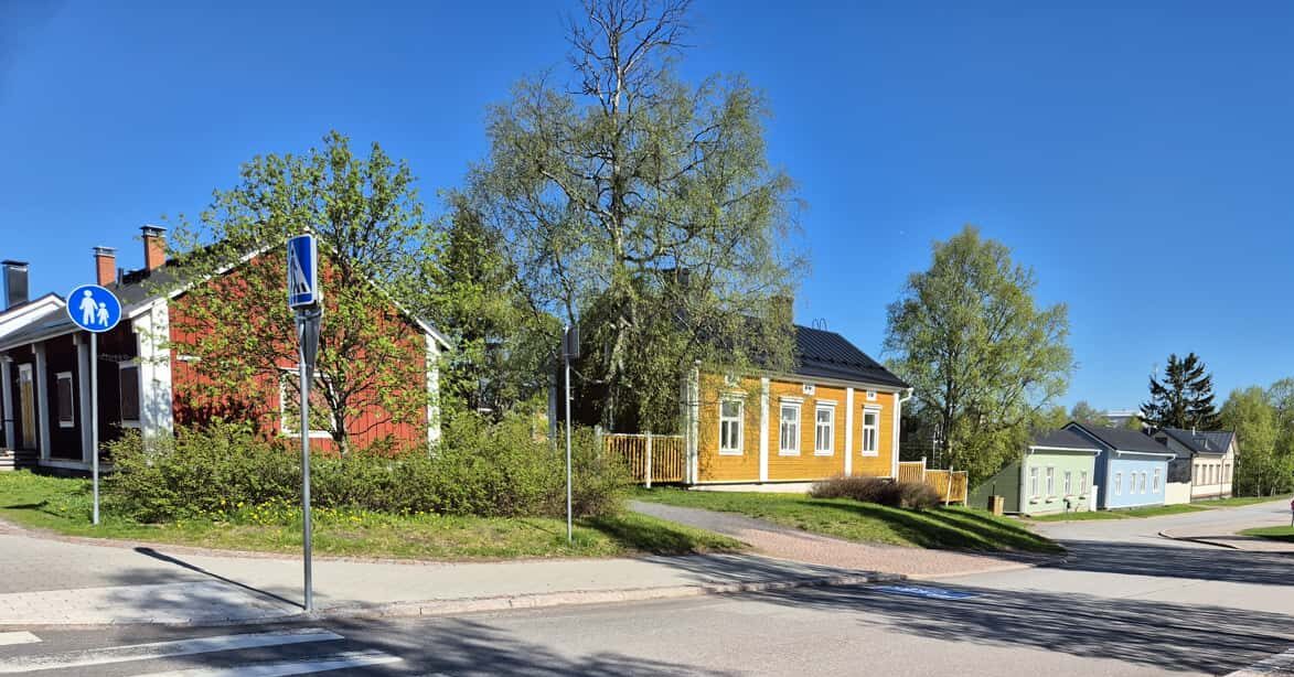 Holzhäuser im Stadtteil Pikisaari in Oulo, Finnland