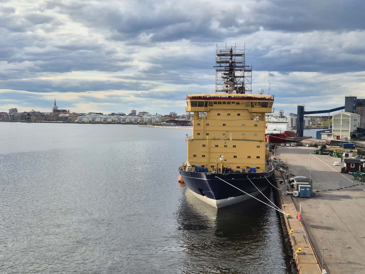 Eisbrecher im Hafen der schwedischen Stadt Umeå