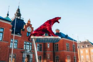 Skulptur vor dem Rathaus in der schwredischen Stadt Umea