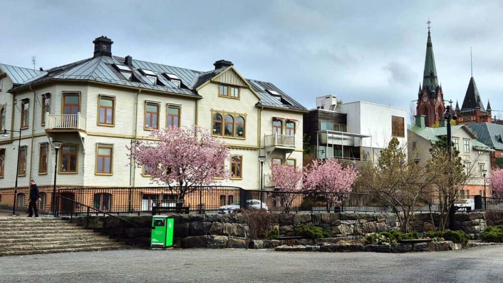 Blick auf die Uferfront von Umea in Nordschweden