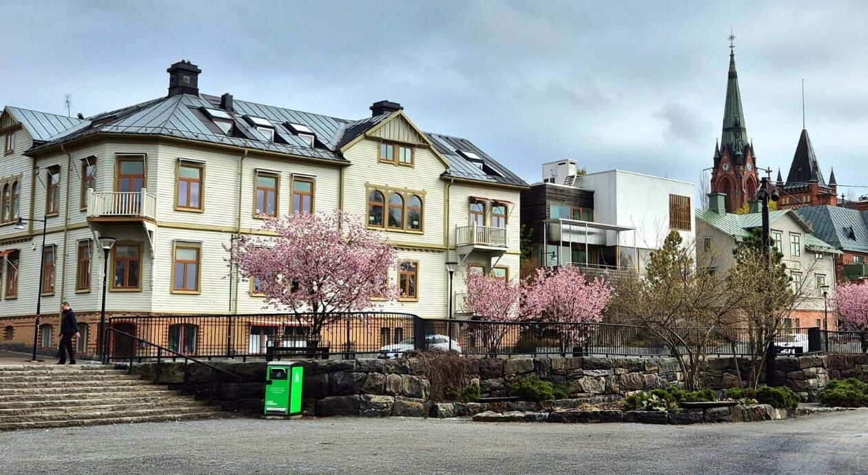 Blick auf die Uferfront von Umea in Nordschweden