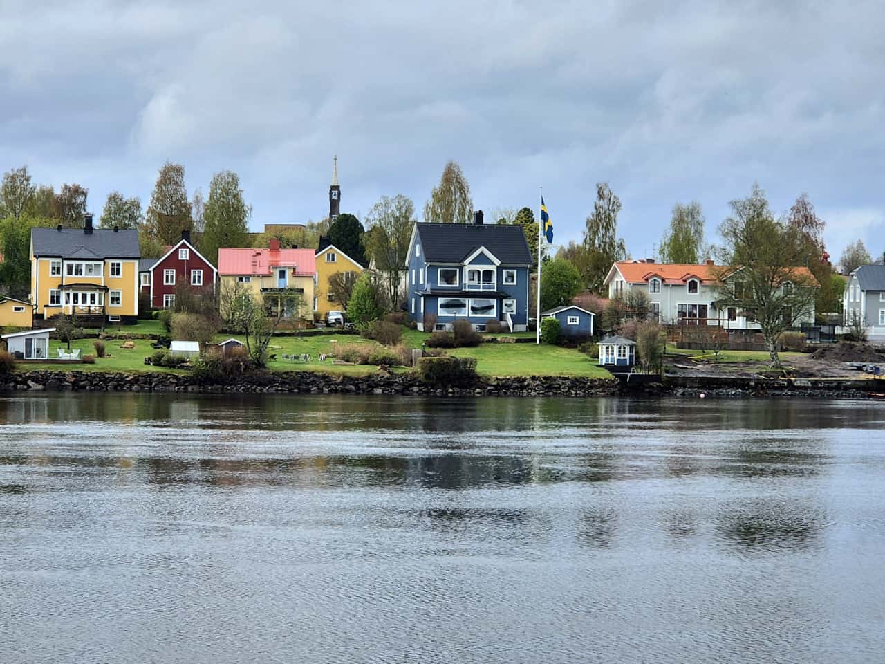 Blick auf eine Häuserfront in der nordschschwedischen Stadt Umeå