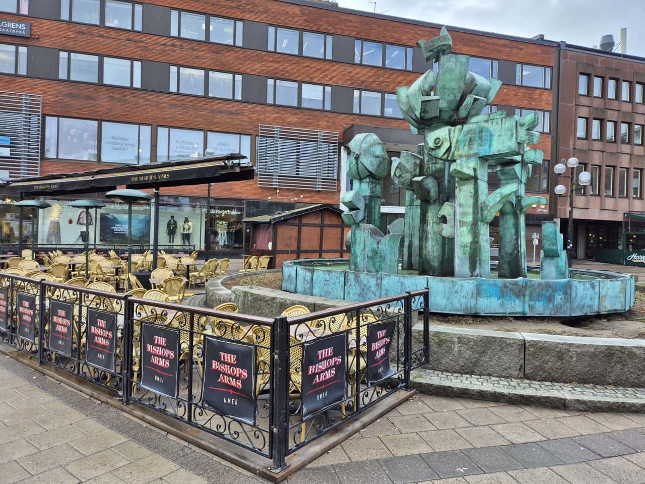 Brunnen mitten in der Fußgängerzone der schwedischen Stadt Umeå